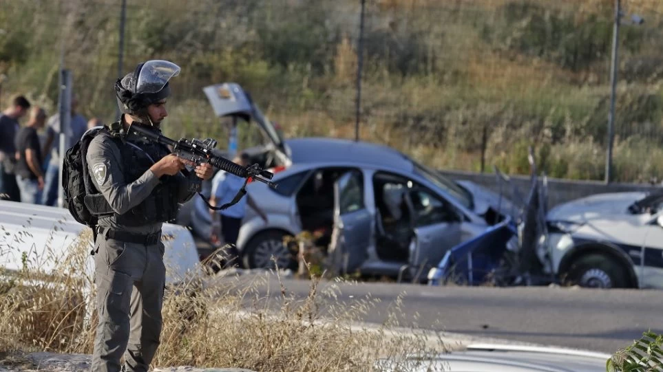 Η στιγμή που αυτοκίνητο παρασέρνει αστυνομικούς στην Ανατολική Ιερουσαλήμ